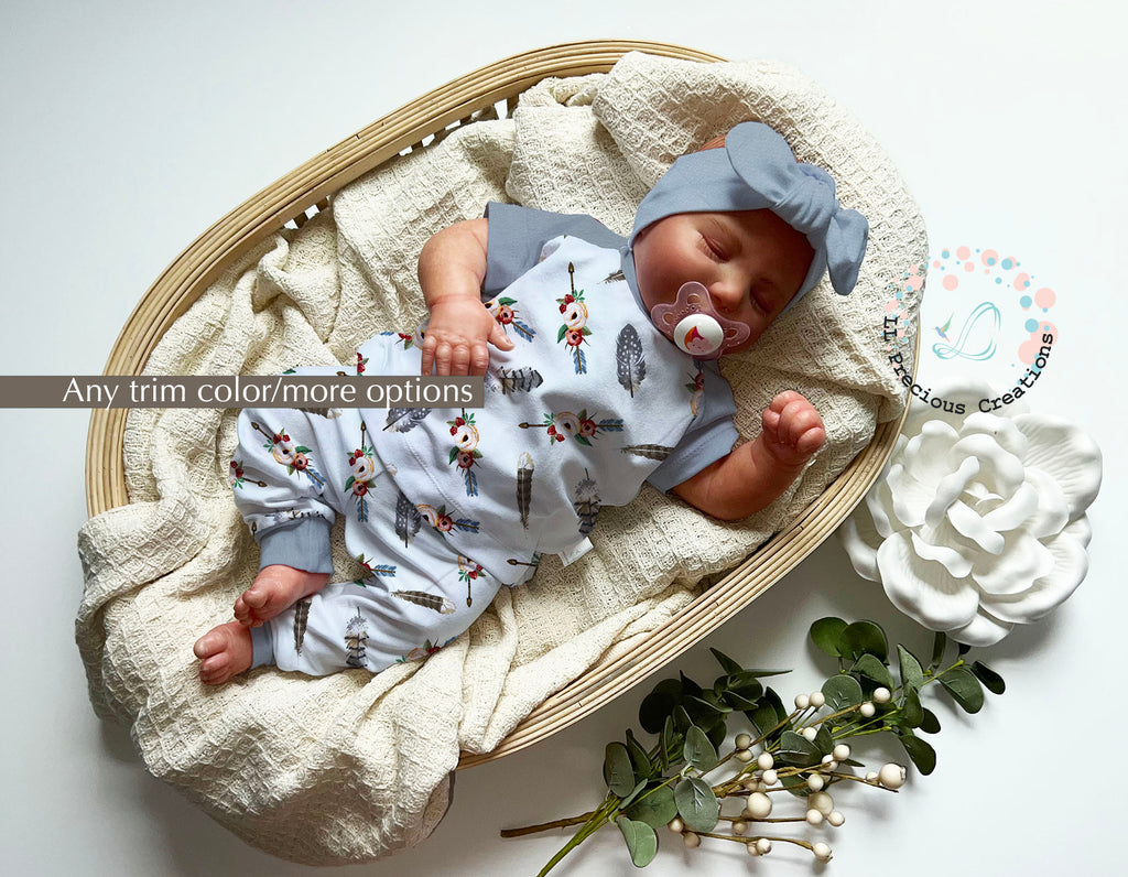 Baby Girl Boho Grey Floral Pant Outfit Handmade Coming Home Outfit #llpreciouscreations #babygirloutfit #shophandmade #smallbusiness #BOHOfloraloutfit #Shortsleevetop #loungebabyoutfit #hightqualityoutfit #babygift #babyshowergift #newborbabygirl #toddlergirloutfit #babymittens #handmadeoutfit 
#greyfloraloutfit #babyfloralleggings #floralpants #babybow #floralmittens #greyclothes #raglanbabyshirt #handmade #featherbohoclothes #cominghomeoutfit #babygift #babyshowergift 